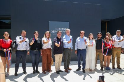 Director nacional junto a representantes del gobierno