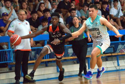 Jóvenes jugando basquetbol