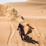 IND motociclista en duna