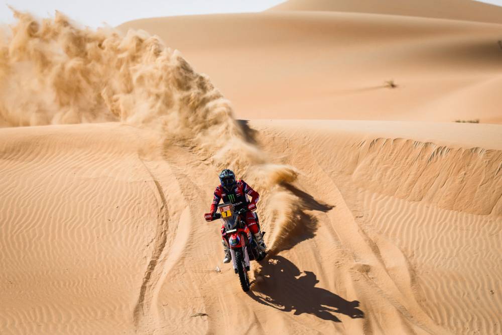 IND motociclista en duna