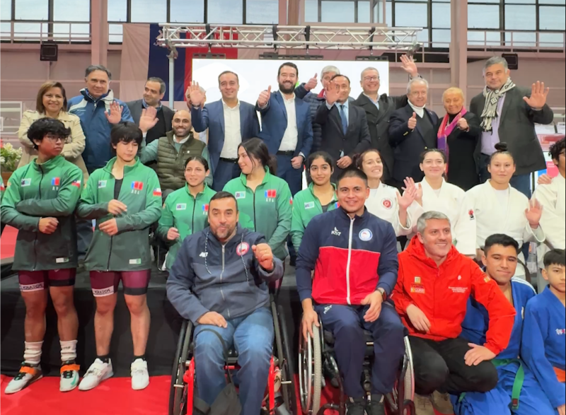 Grupo de deportistas y funcionarios celebrando la apertura de los Juegos Nacionales y Paranacionales.