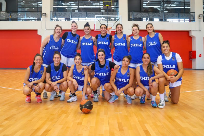 Equipo de básquetbol femenino posando frente a la cámara.