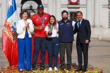 Presidente Boric y funcionarios sonriendo a la cámara junto a medallistas olímpicos Francisca Crovetto y Yasmani Acosta.