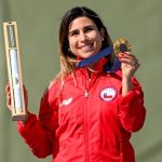 Francisca Corvetto sonriendo a la cámara con su medalla de oro olímpica.