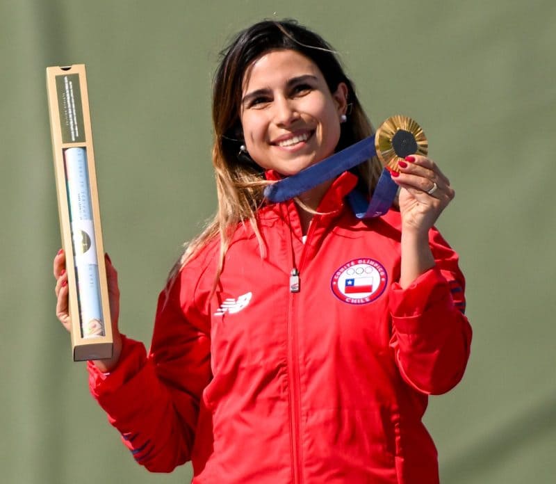 Francisca Corvetto sonriendo a la cámara con su medalla de oro olímpica.