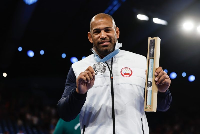 Yasmani Acosta con su medalla de oro.