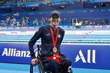 Alberto Abarza, medallista paralímpico, sonriendo a la cámara.