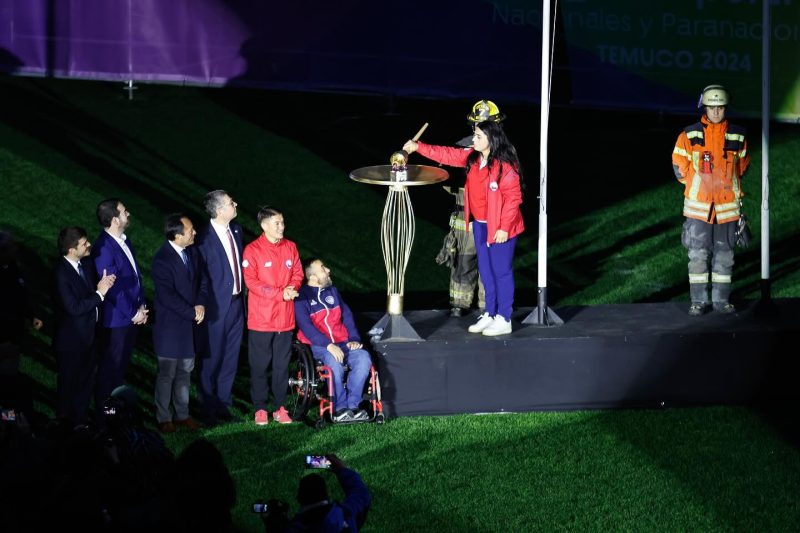 Deportistas encendiendo la llama de los Juegos Nacionales y Paranacionales 2024 en el Estadio Germán Becker de Temuco.