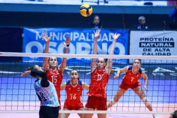 Equipo de vóleibol Chile jugando vóleibol contra el equipo argentino para el Sudamericano Sub 21.