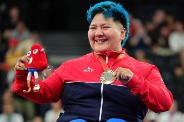 Marion Serrano, medallista paralímpica de bronce en la categoría -86 kilos del para powerlifting de los Juegos de París 2024.