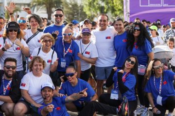 Grupo de staff posando con sonrisas hacia la cámara para llamar a participar en el evento Activa tu Primavera con IND.