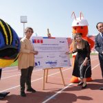 Personas en un cancha de atletismo