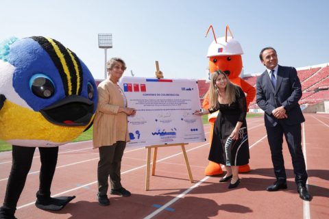 Personas en un cancha de atletismo