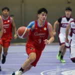 Jóvenes jugando básquetbol en los Juegos Deportivos Escolares 2024.