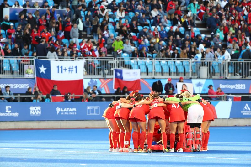 Selección femenina de Las Diablas haciendo grito de equipo.