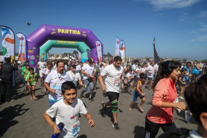 personas corriendo en supera tu marca
