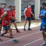 Deportistas de rugby entrenando