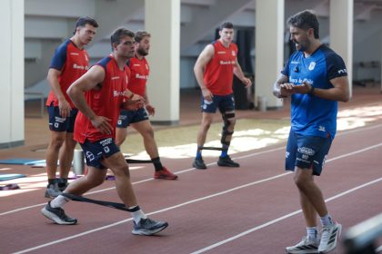 Deportistas de rugby entrenando