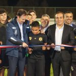 Personas cortando una cinta de inauguración