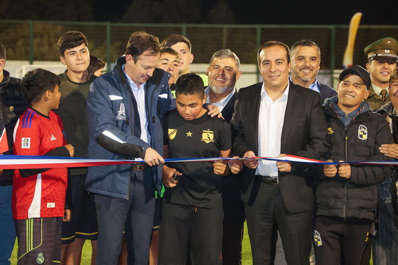 Personas cortando una cinta de inauguración