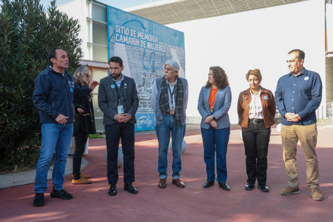 Autoridades de gobierno en sitio de memoria camarín de mujeres del Parque Estadio Nacional.