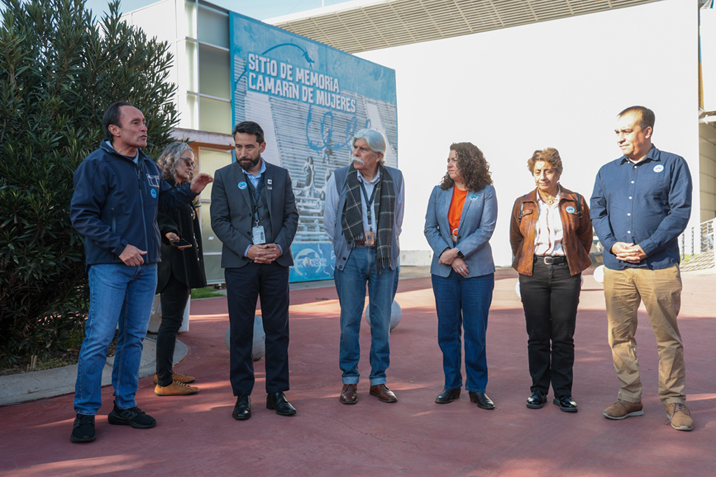 Autoridades de gobierno en sitio de memoria camarín de mujeres del Parque Estadio Nacional.