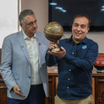 Iván Aros, Presidente de la Federación de Básquetbol entrega galardón a Israel Castro, Director Nacional del IND