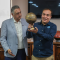 Iván Aros, Presidente de la Federación de Básquetbol entrega galardón a Israel Castro, Director Nacional del IND