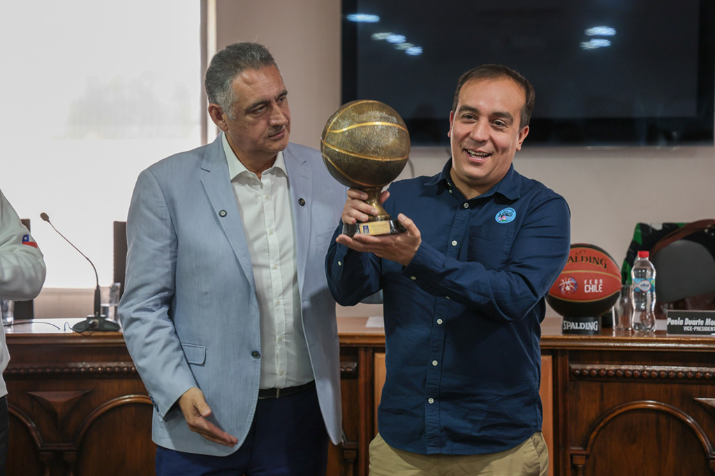 Iván Aros, Presidente de la Federación de Básquetbol entrega galardón a Israel Castro, Director Nacional del IND
