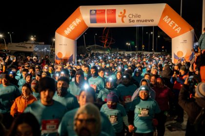 corrida familiar nocturna personas corriendo