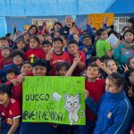 ex atleta natalia duco junto a niños en el norte