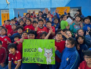 ex atleta natalia duco junto a niños en el norte