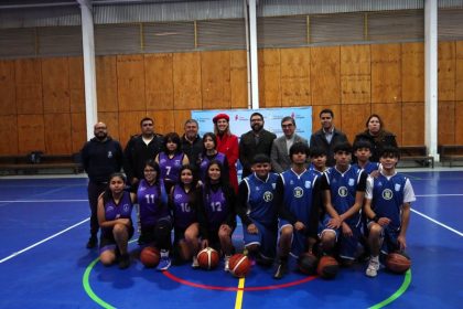deportistas y organizadores en juegos deportivos escolares
