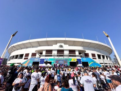 personas frente a la fachada del estadio nacional