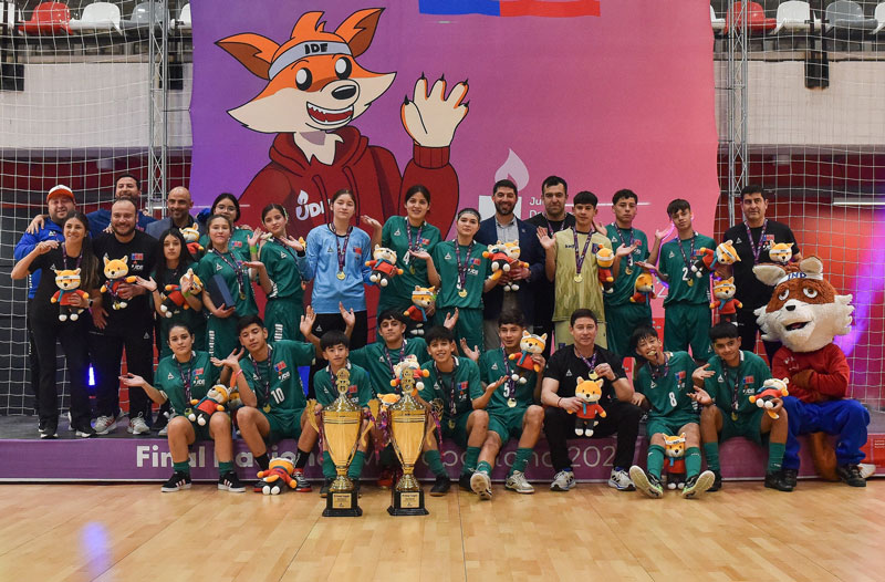 Premiaciones futsal grupo de deportistas posando para la foto