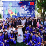 Inauguración Juegos Binacionales Maule 2025. Deportistas y autoridades alrededor de pebetero.