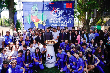 Inauguración Juegos Binacionales Maule 2025. Deportistas y autoridades alrededor de pebetero.