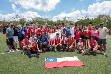 equipo participante de Chile celebra en los Sudamericanos