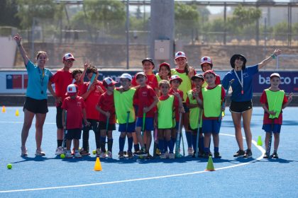 Niños y niñas participando de taller de hockey cesped