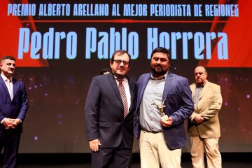 periodista pedro pablo herrera recibiendo su premio