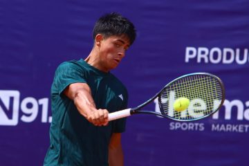 deportista de tenis golpeando pelota con raqueta