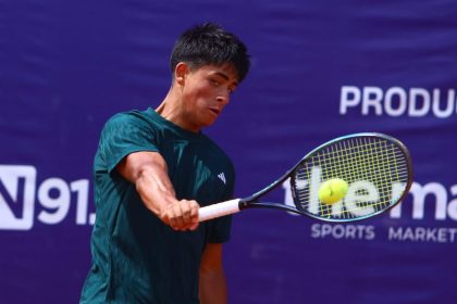 deportista de tenis golpeando pelota con raqueta