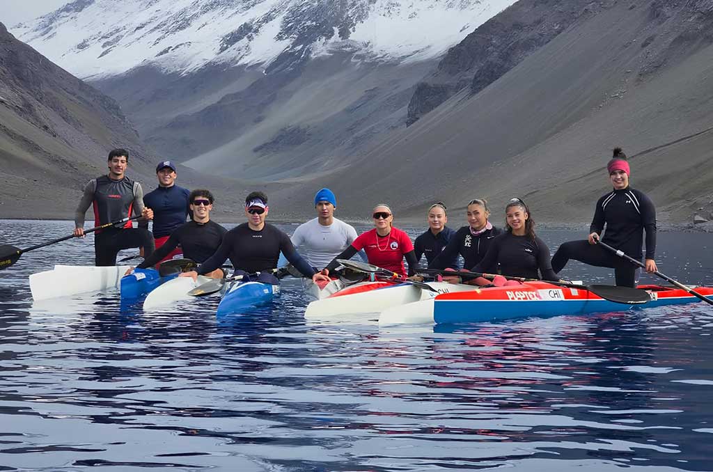 Selección de canotaje entrenando en Laguna del Inca.