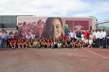 Inauguración de mural en honor a Claudia Schüler en el Parque Estadio Nacional.