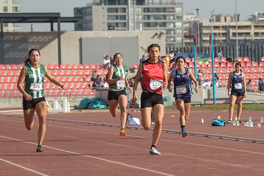 Competidoras de atletismo en prueba de velocidad.