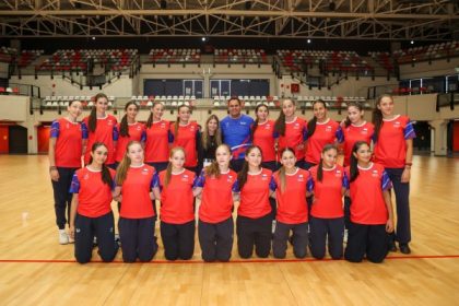 Directora Nacional IND Lorena Castillo junto a la selección de vóleibol femenina sub 17
