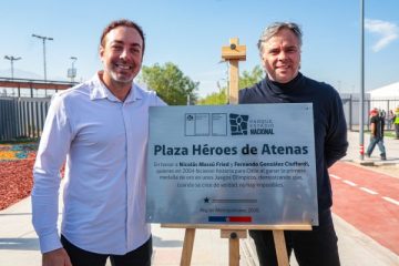 Nicolás Massú y Fernando González con la placa Plaza Héroes de Atenas