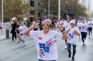 Personas participando en la corrida mas grande de chile