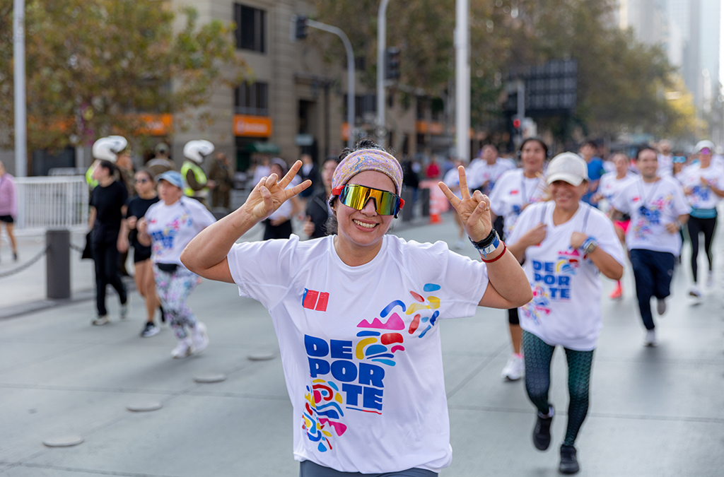 Personas participando en la corrida mas grande de chile