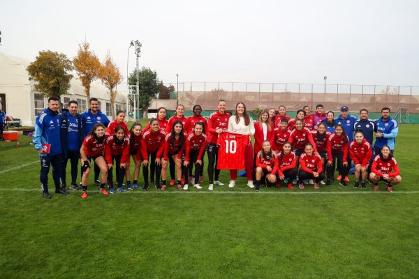 Selección Femenina de Fútbol posa junto a la ministra del Deporte, Natalia Duco.
